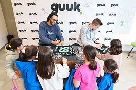 Killeya-Jones y Rabaseda firman pósters y camisetas a aficionados en Bilbao.