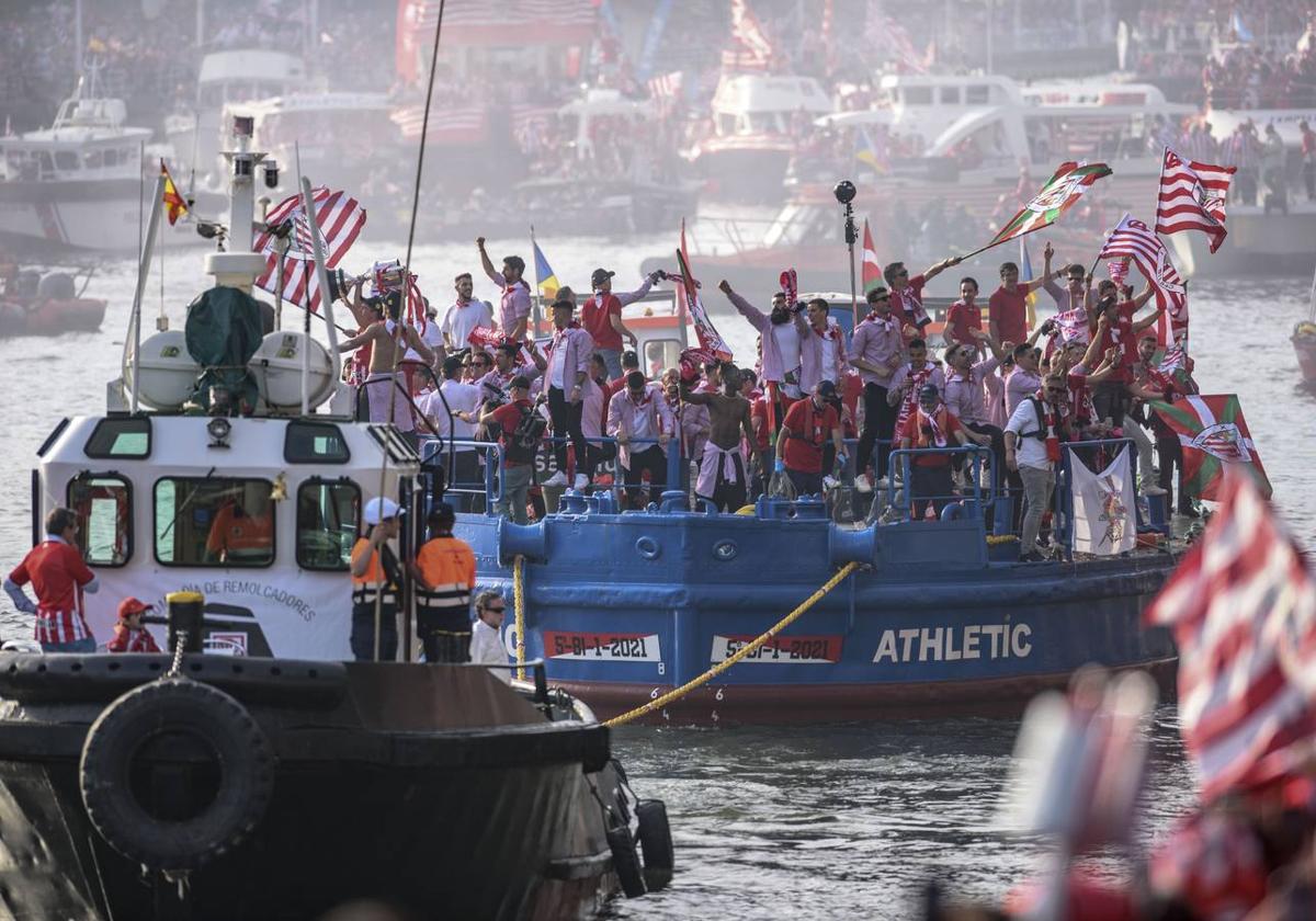 La gabarra del Athletic surca la ría de Bilbao.