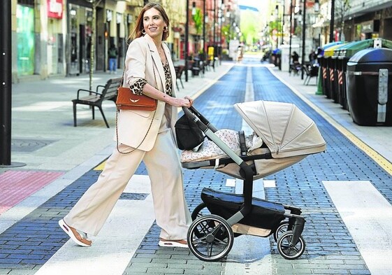 Creadora de contenido. Estíbaliz Prieto cruza la calle Rodríguez Arias de Bilbao con su hija Mía en el carrito.