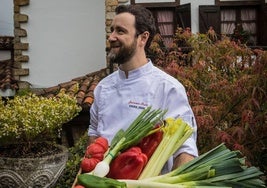 Jerónimo Pena, chef de Andra Mari, en el exterior del restaurante.