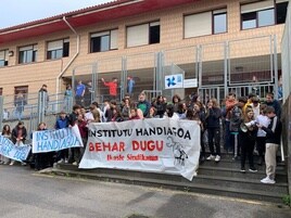 Decenas de estudiantes se ha concentrado en el IES Sopela BHI para pedir la construcción de un nuevo centro educativo.