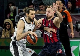 Tadas Sedekerskis contiene en defensa al exbaskonista Tornike Shengelia.