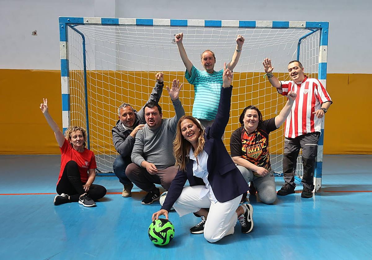 En primer término, Aurora Oña, promotora del proyecto. Con ella, de izquierda a derecha, Begoña Díaz, enfermera; Ibon Oleagagoitia, de la Fundación Athletic; y los pacientes Andoni Elosegi, Xabier Herrán (con los dos brazos en alto), Begoña Seco y Rafael Rojo