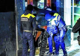 Policías locales cachean a un joven en una calle de Vitoria.