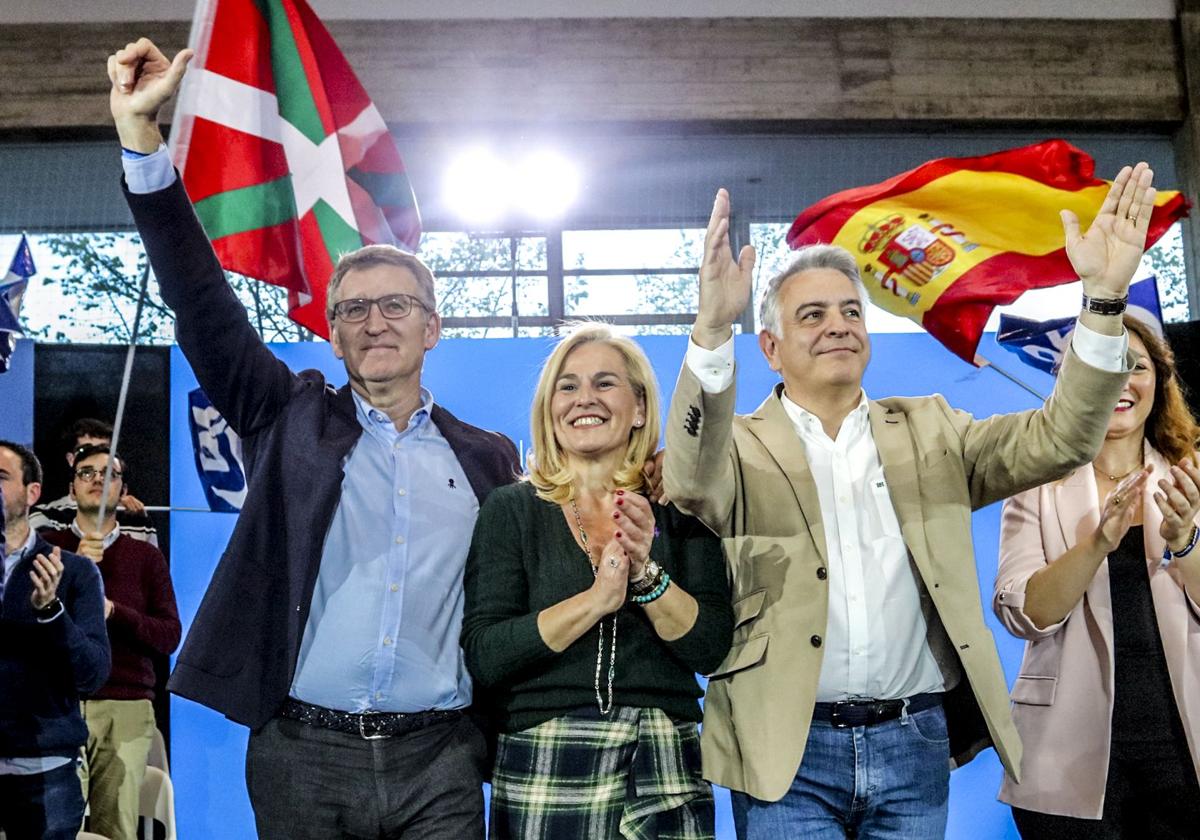 Alberto Núñez Feijóo, Esther Martínez y el candidato a lehendakari Javier de Andrés.