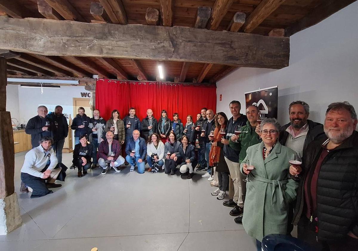 Imagen principal - Momento de la presentación del coctel y un detalle de la copa.