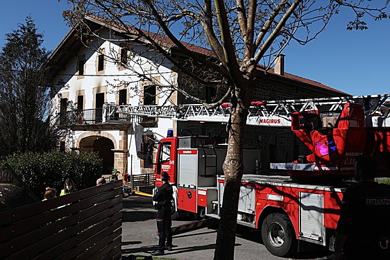 Mueren al incendiarse su caserío en Ajangiz un hombre y su cuñada que intentó salvarle