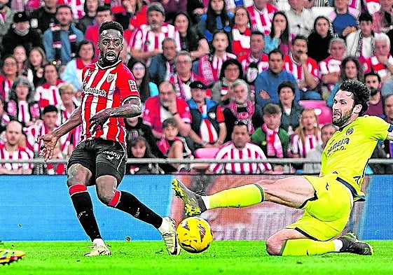 Iñaki Williams pone un pase al área en el partido del pasado domingo contra el Villarreal resuelto con un empate a uno.