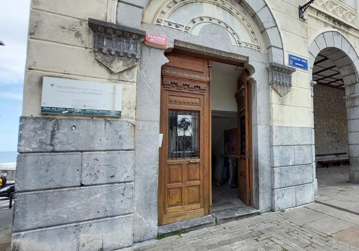 La actual escuela de Mundaka, que acoge a dos aulas de guardería, se localiza en la plaza del Ayuntamiento.