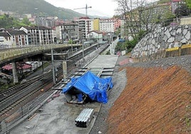 Bajo el toldo azul se trabaja en una de las plataformas que se colocarán sobre los pilares, junto a la vía.