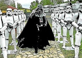 Darth Vader y parte de su tropa imperial, de paseo por Puerto Espacial. Debajo, los dragones de El Castillo Encantado.