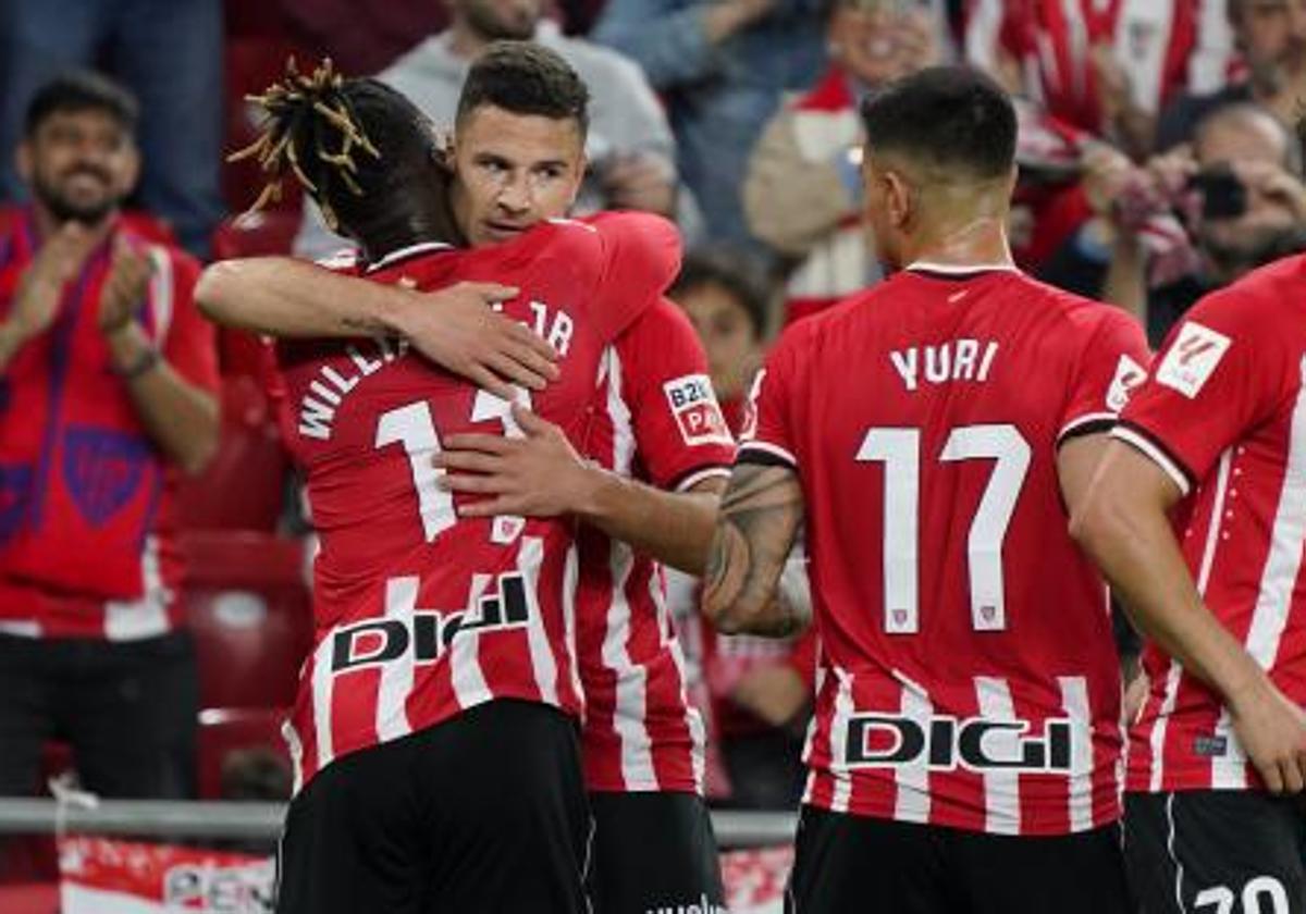 Guruzeta se abraza a Nico Williams tras anotar el gol al Granada.