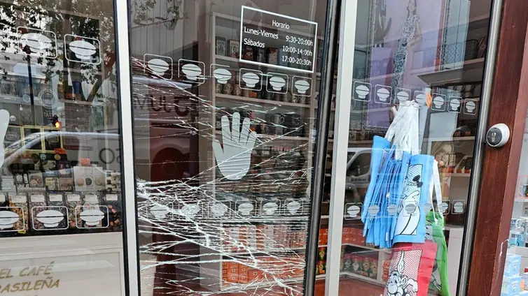 La puerta de cristal de la tienda de La Brasileña ha quedado rota.