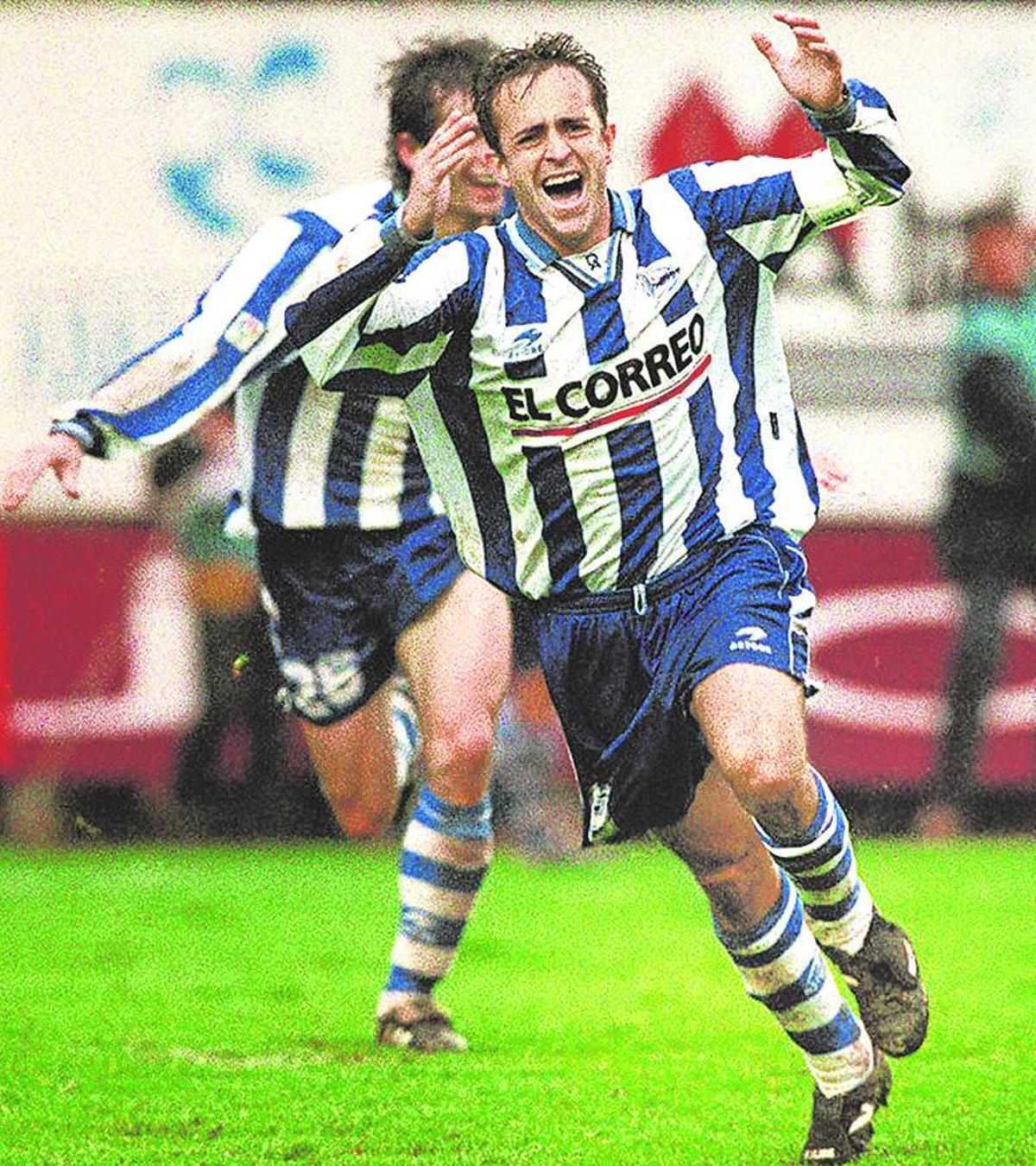 Manolo Serrano celebra el gol contra el Rayo que valió para ascender a Primera el 3 de mayo de 1998.