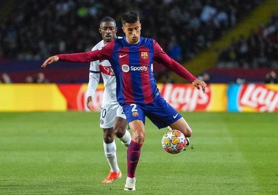 Cancelo controla ante Dembélé.