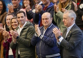 Imanol Pradales junto a Andoni Ortuzar e Iñigo Urkullu.