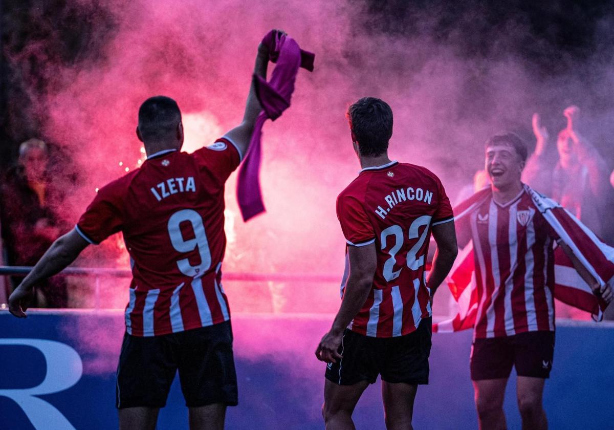 Izeta, Rincón y Jauregizar celebran el ascenso.