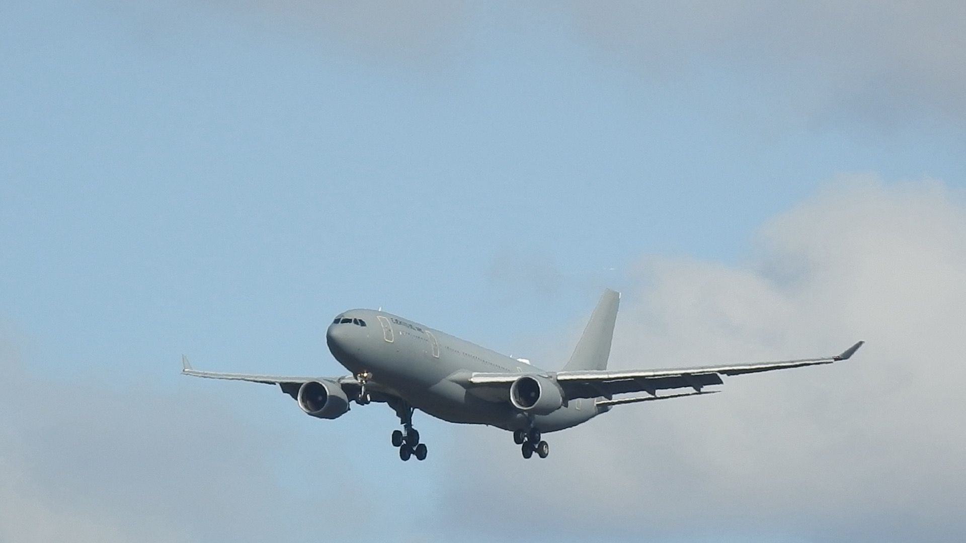 Así ha aterrizado el avión de Álex García en el aeropuerto de Loiu