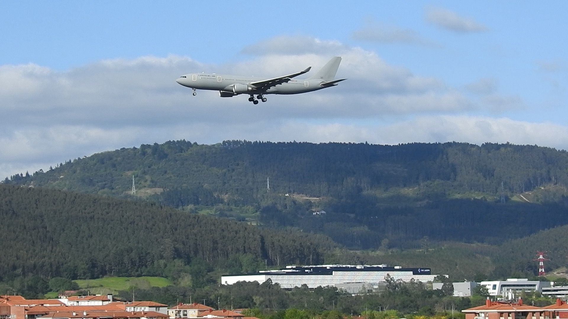 Así ha aterrizado el avión de Álex García en el aeropuerto de Loiu