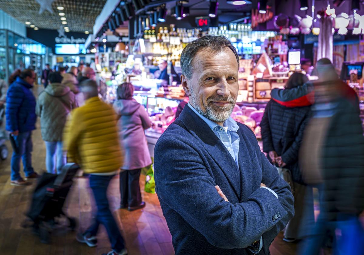 Frederic Alzola posa entre el ajetreo de clientes por los distintos puestos de la plaza.