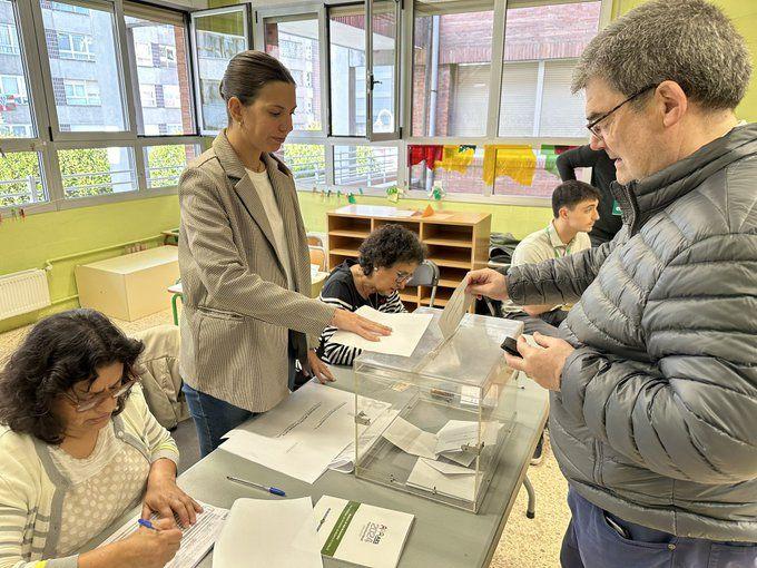 Juan Mari Aburto, alcalde de Bilbao, también ha sido de los primeros en ir a ejercer su derecho al voto. Ha animado a los vascos a hacer lo mismo: «Es necesario votar para construir un futuro mejor», ha asegurado. 