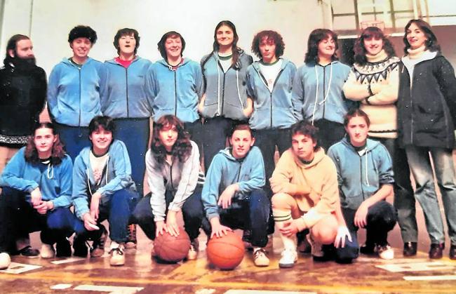 Dos plantillas, femenina y masculina, del club La Blanca posan antes de sendos encuentros de sus equipos.