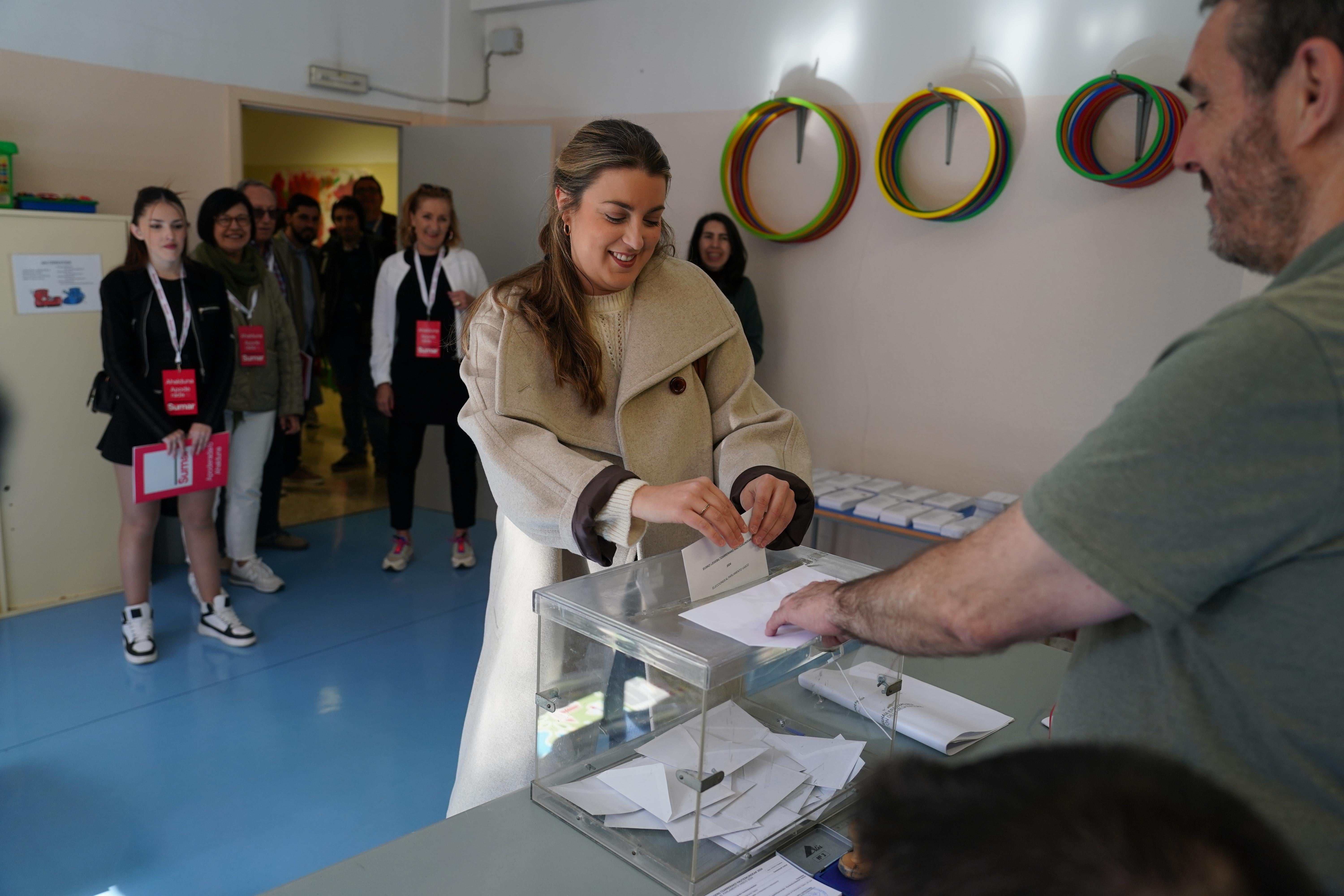 La candidata de Sumar, Alba García, ha acudido a su colegio de Deusto poco después de las diez y media de la mañana y ha protagonizado una de las anécdotas del día tras olvidarse la papeleta en casa. 