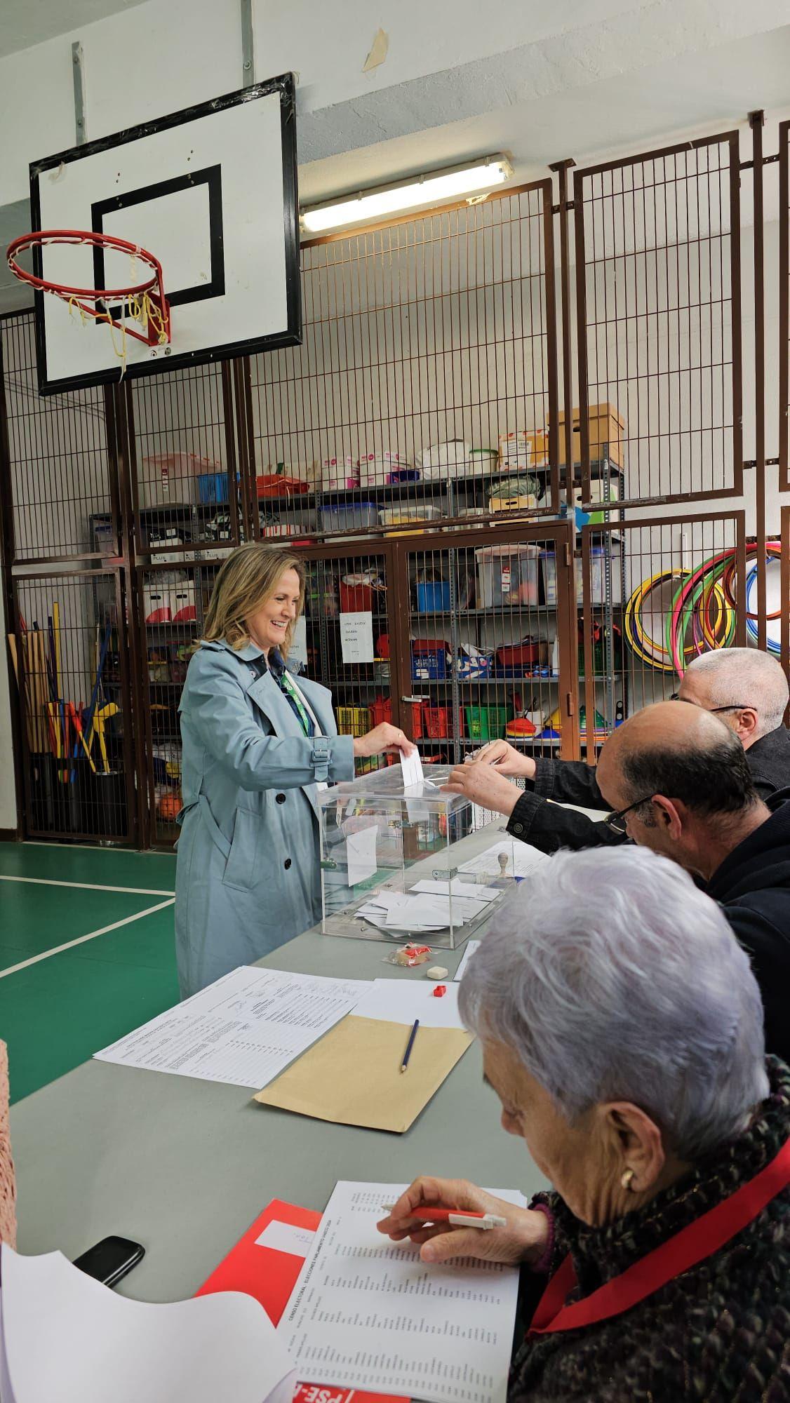 La jeltzale Amaia del Campo, alcaldesa de Barakaldo, vota en en el colegio Bagatza.