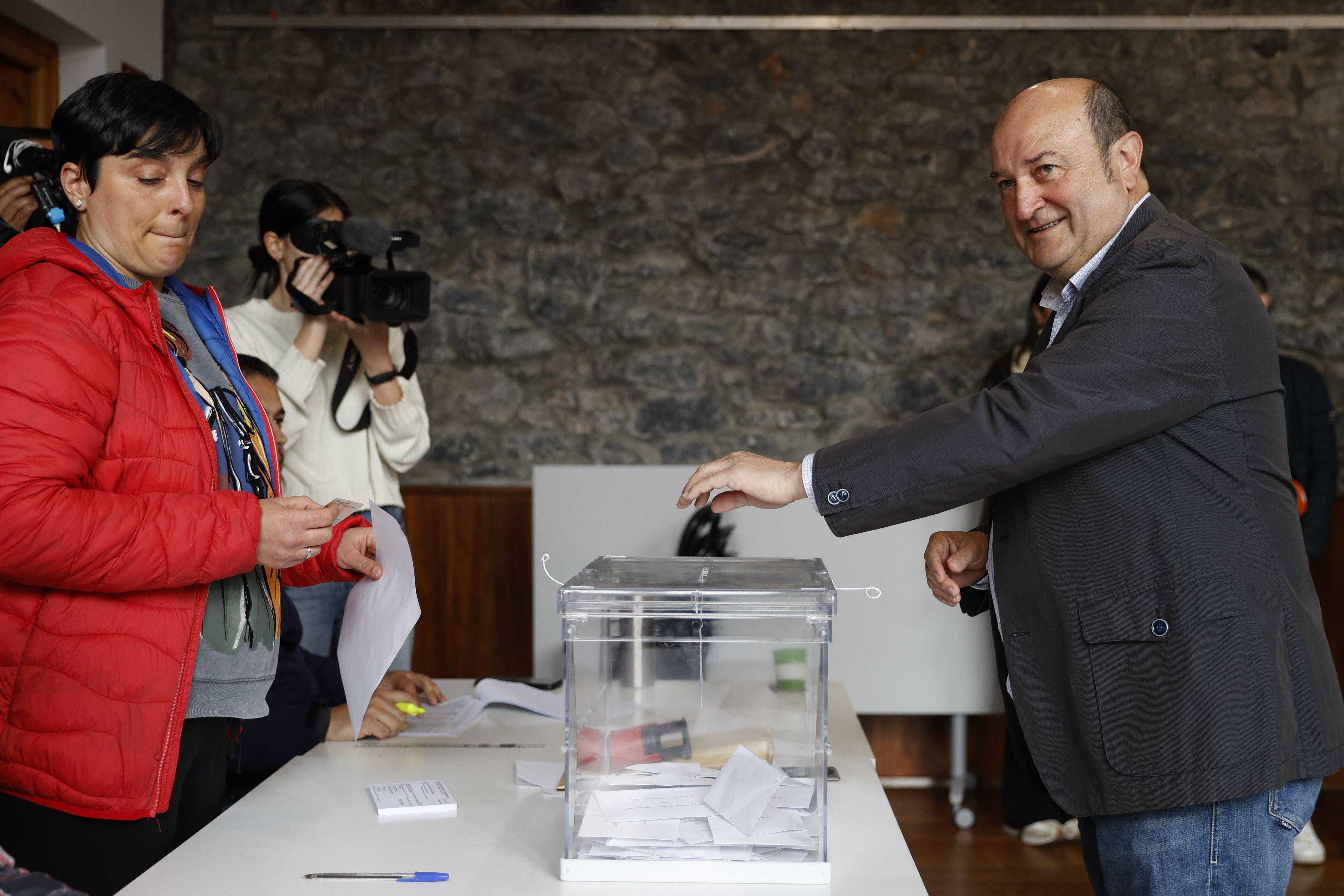 Andoni Ortuzar, presidente del EBB, ha votado en las antiguas Escuelas de Sanfuentes, en Durango. 