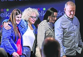 Gorrotxategi, arropada por sus compañeros tras conocer los resultados.