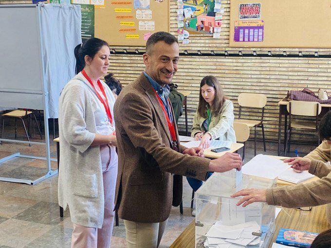 Ekain Rico, secretario general del grupo socialista en el Parlamento vasco, ha compartido una imagen en la que se puede leer: «Votando con alegría». 