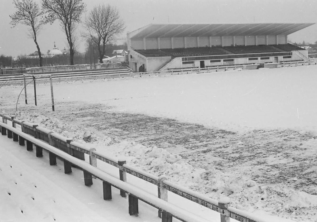 Mendizorroza, bajo un manto de nieve en la década de los 50.