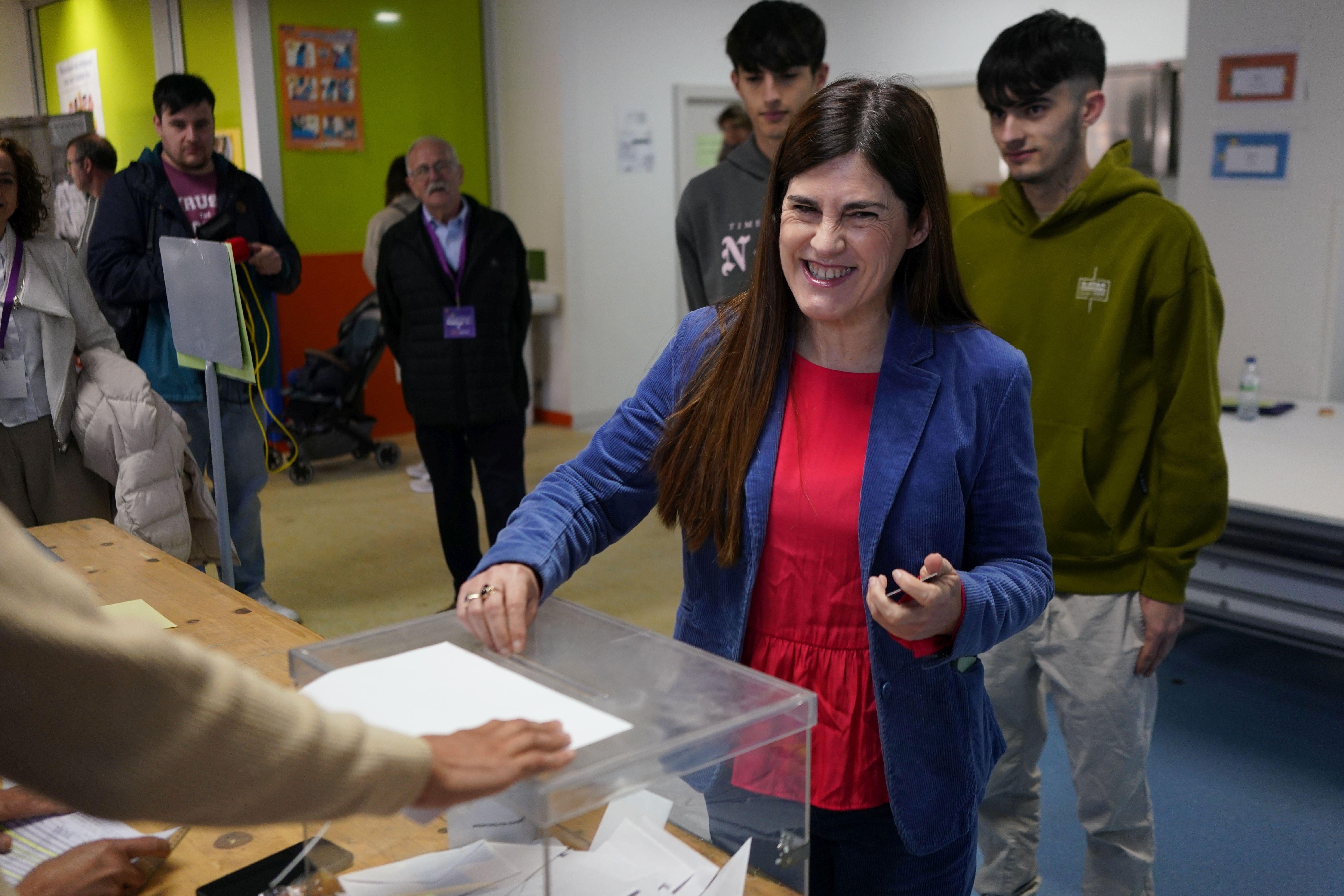 Miren Gorrotxategui, la candidata de Elkarrekin Podemos, ha acudido a votar a las 11.30 horas en la escuela pública Zabalarra, en Durango. Sin embargo, a la primera no ha podido depositar su voto en la urna, ya que su nombre no aparecía en la lista. 