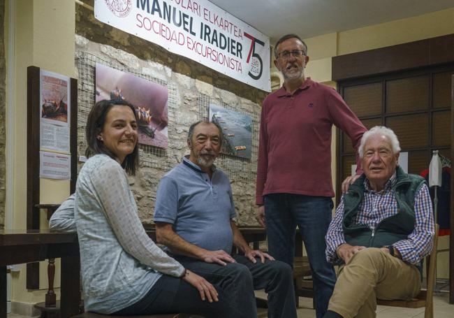 Askoa, Josemari, Juanjo e Iñaki, en la sede que la sociedad tiene en la calle Pintorería.