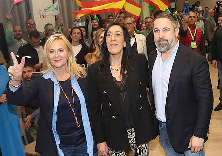 Las candidatas de Vox por Bizkaia y Álava, María Pérez, y Amaia Martínez, junto a Santiago Abascal, anoche en Vitoria.