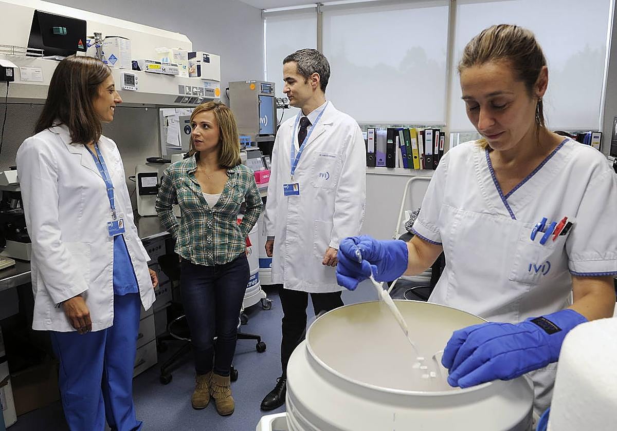 El director médico de IVI Bilbao, en los laboratorios de la clínica donde se conservan óvulos congelados.