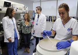 El director médico de IVI Bilbao, en los laboratorios de la clínica donde se conservan óvulos congelados.