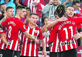 Los jugadores del Athletic celebran el gol de Guruzeta ante el Granada en San Mamés.