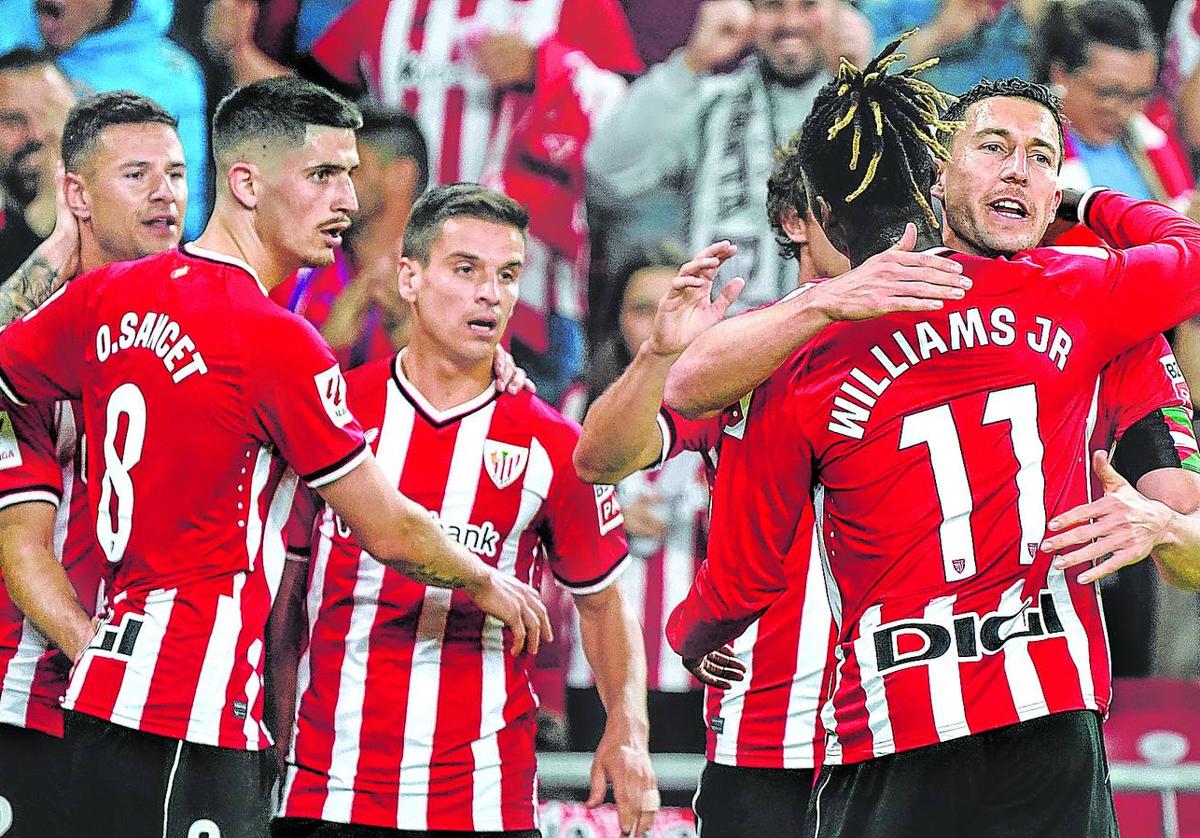 Los jugadores del Athletic celebran el gol de Guruzeta ante el Granada en San Mamés.