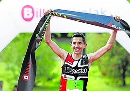 Walter Becerra cruza la línea de meta situada en las inmediaciones del frontón Bizkaia.