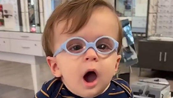 La increíble reacción de un niño que ve por primera vez con claridad