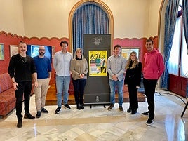 La concejala de cultura, junto al director de la Banda Municipal y los artistas que formarán parte de este concierto.