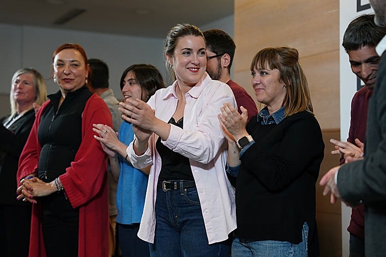 La candidata a lehendakari, en el centro, sonríe junto a su equipo tras conocer los resultados