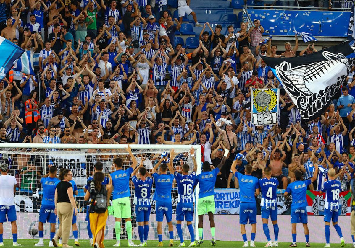 La plantilla y la grada se aplauden mutuamente tras un triunfo en Mendizorroza esta temporada.