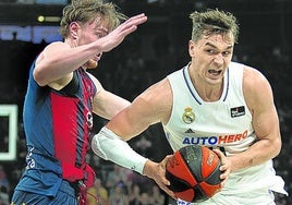 Mario Hezonja intenta dejar atrás a Sander Raieste.