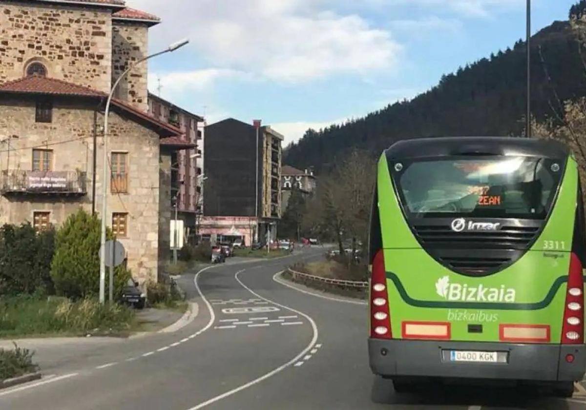 Un Bizkaibus, ajeno a esta información, a su paso por Igorre.