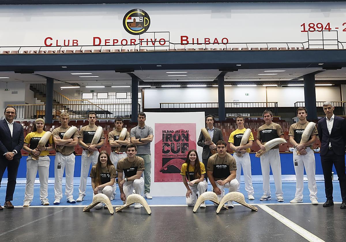 Puntistas participantes y representantes de diferentes instituciones, en la presentación de este martes.