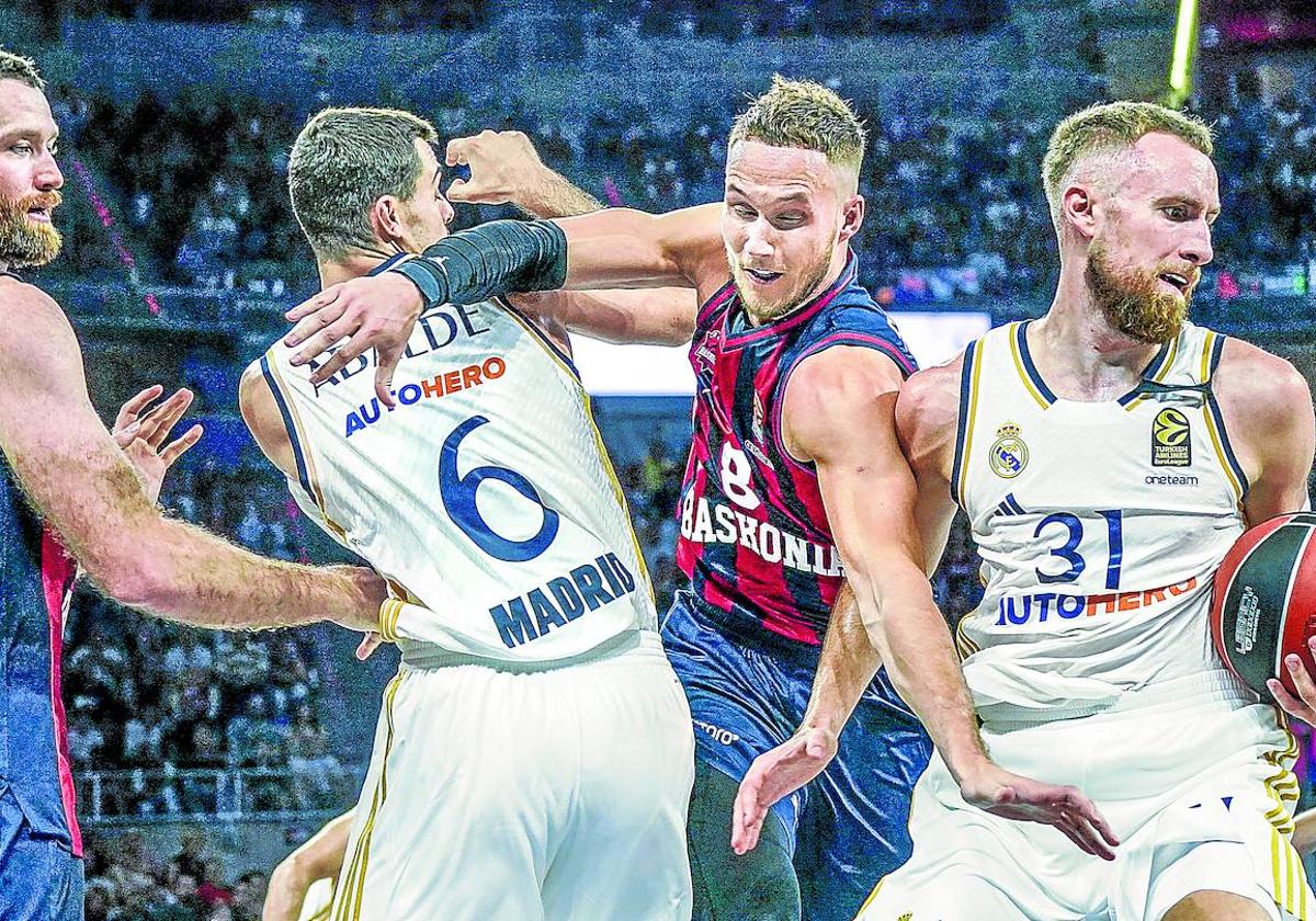 Pugna. Costello, Abalde, Sedekerskis y Musa en un enfrentamiento entre Baskonia y Real Madrid esta temporada.