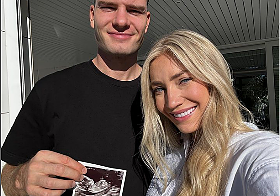 El delantero del Villarreal con su pareja, Lena Selnes, el día en el que hicieron oficial que esperaban su primer hijo