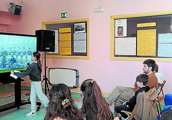 Una exposición en el mercado de Ipurua ha permitido conocer la vida de los niños de la guerra en equipos de fútbol británicos y la influencia de este deporte.